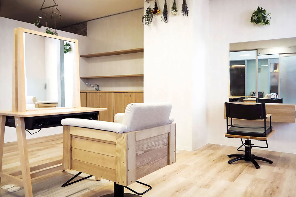 遊び心のある壁紙と黒板。